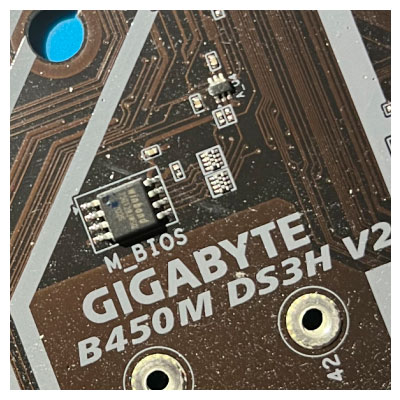 Микросхема BIOS в корпусе SOIC-8 материнской платы GIGABYTE